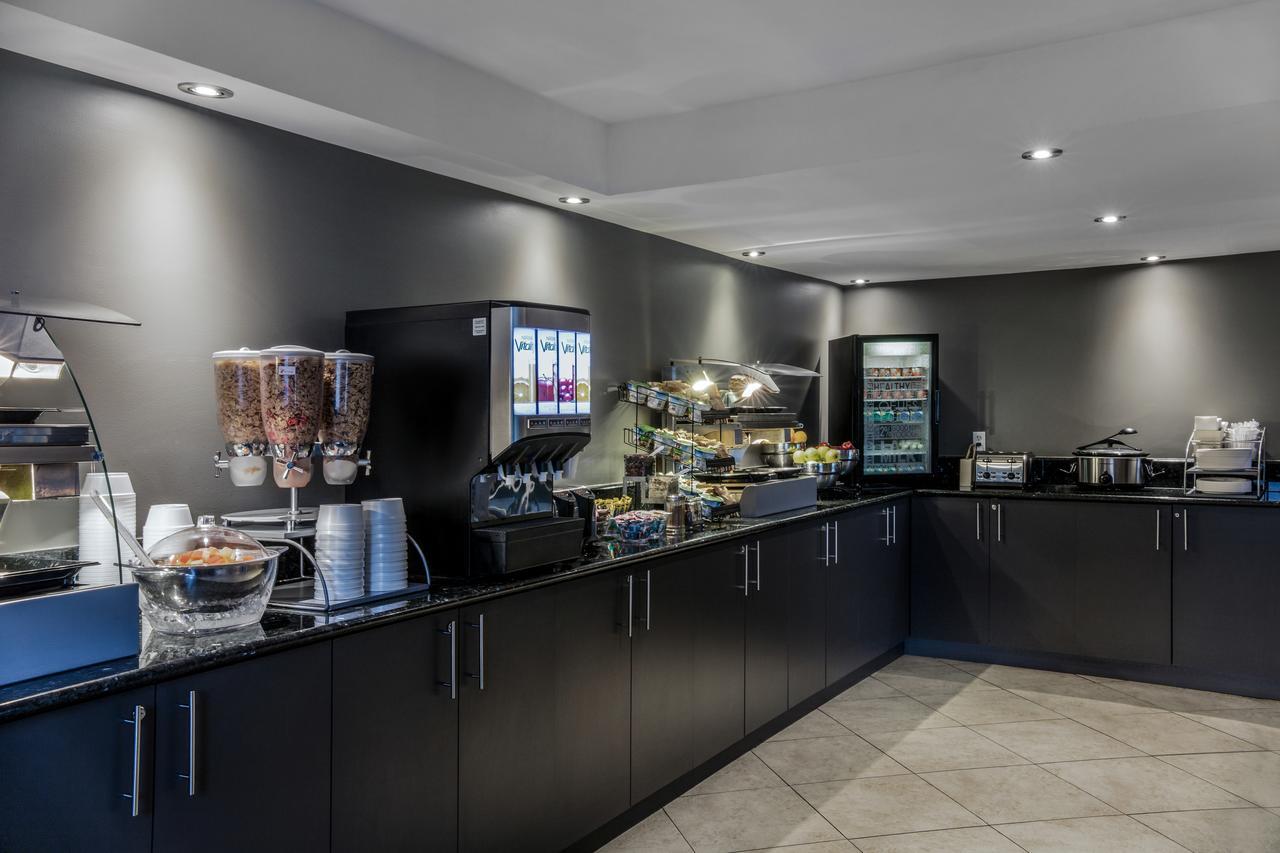 Hotel Faubourg Centre-ville Downtown Montreal