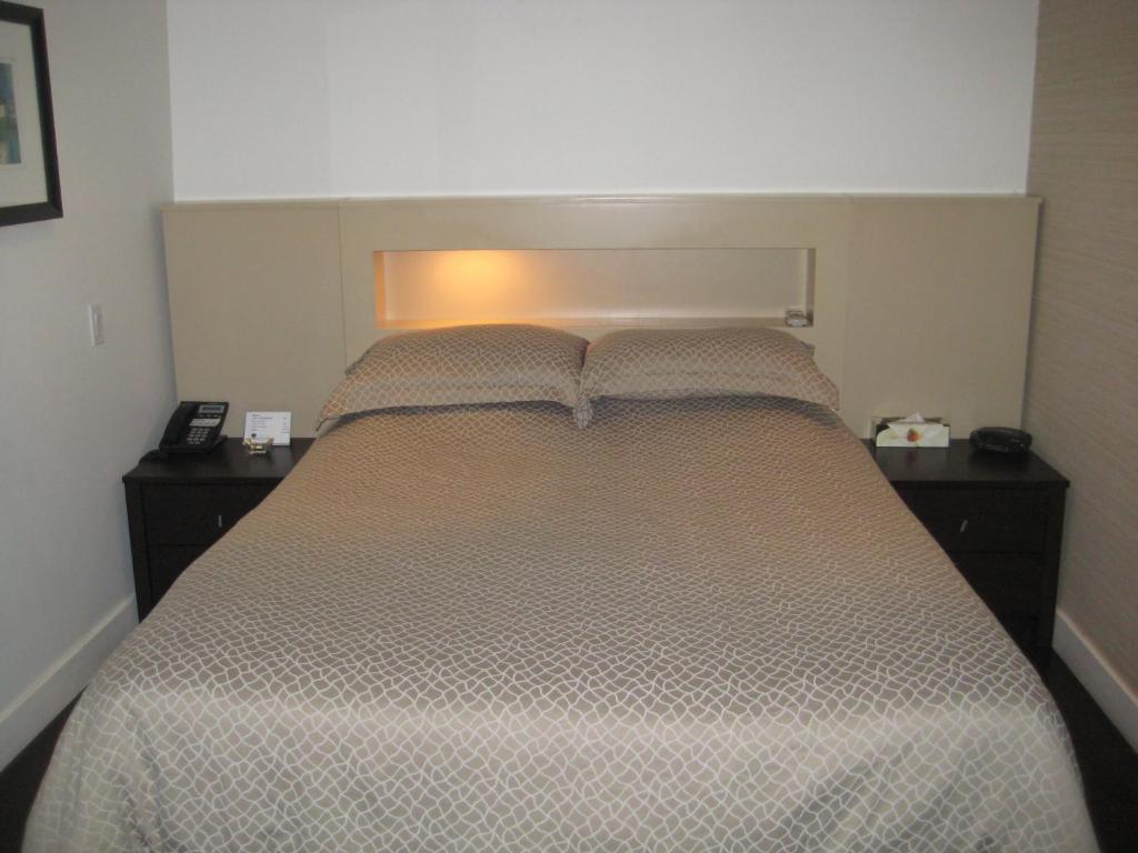 Hotel 1595 Saint-denis Montreal