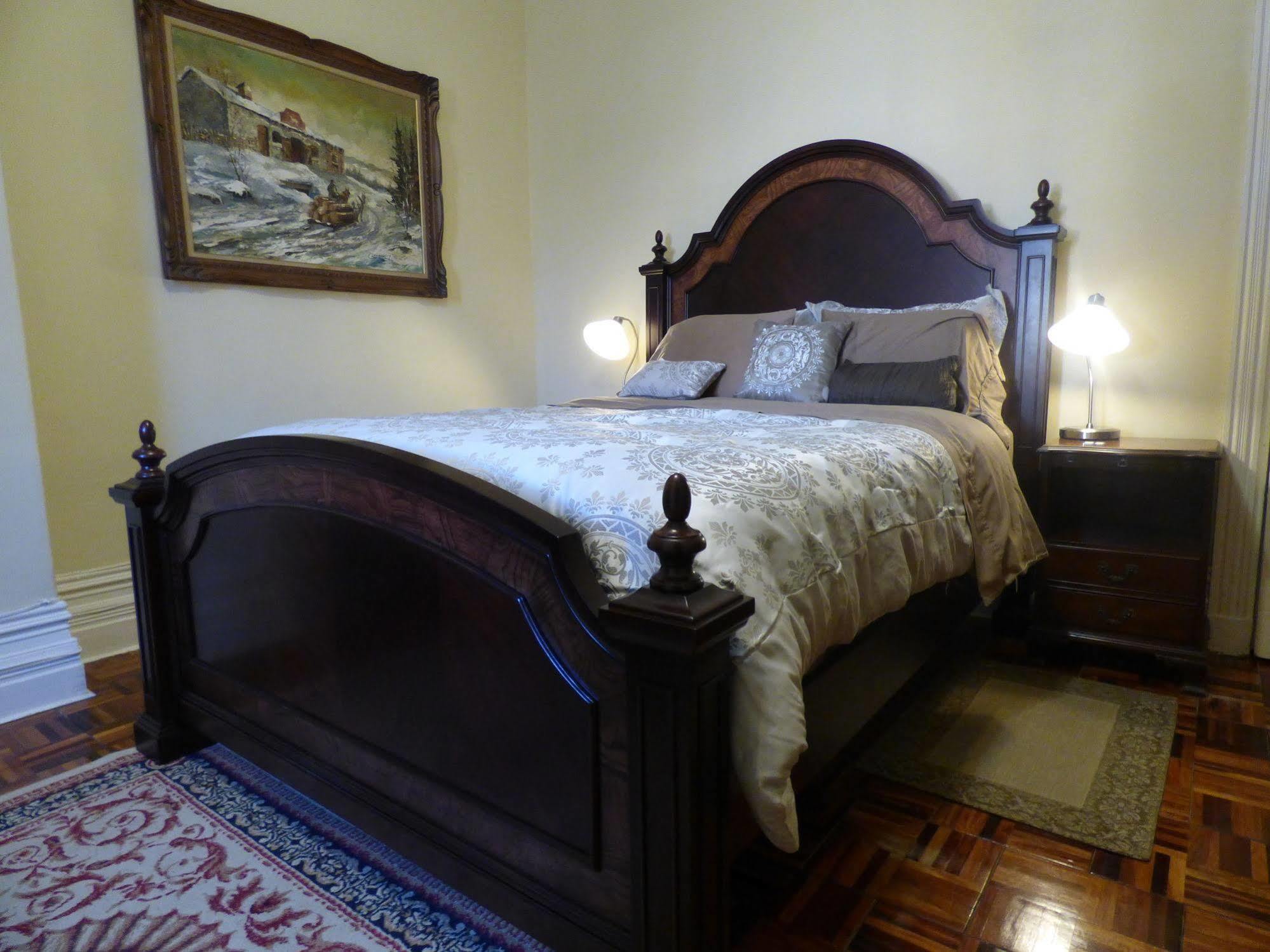 Bed & Breakfast Gingerbread Manor