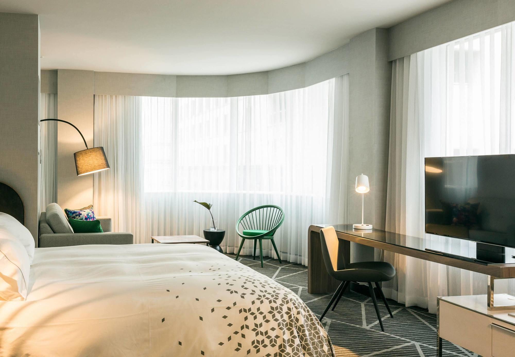 Renaissance Downtown Hotel 4*