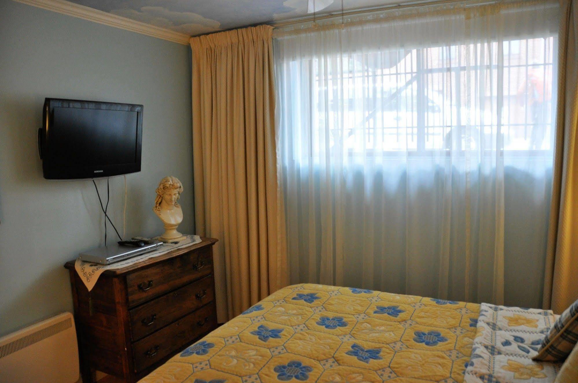Maison Des Jardins B & B Bed & Breakfast Montreal