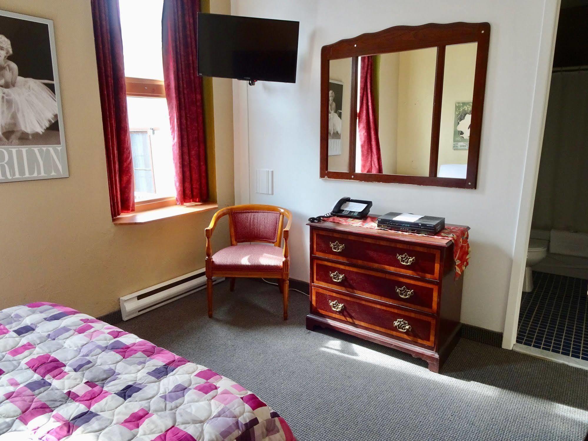 Hotel Champ De Mars Montreal