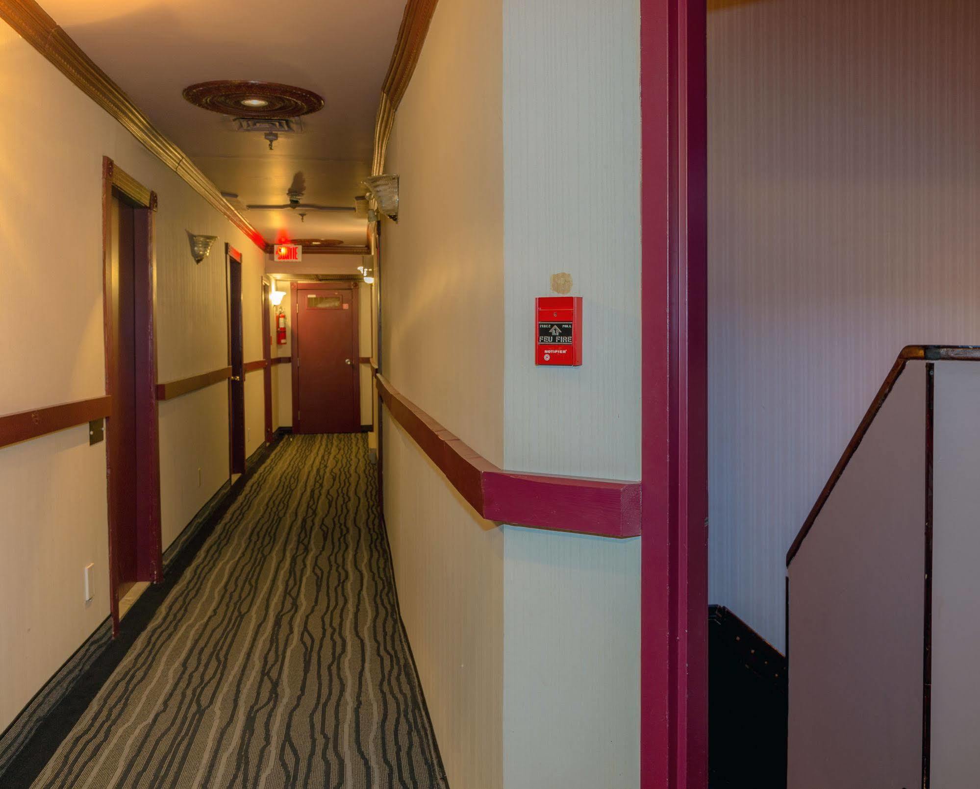 Hotel Champ De Mars Montreal