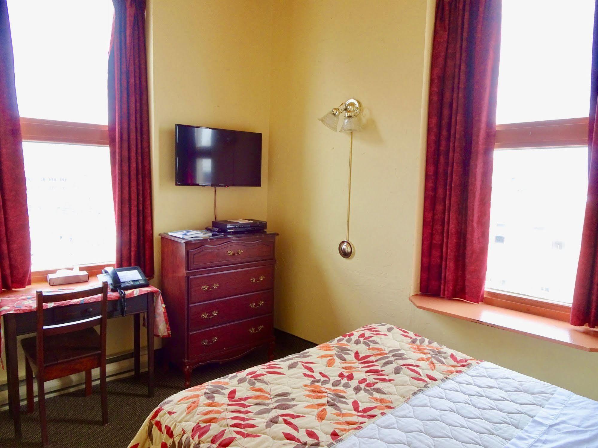 Champ De Mars Hotel Montreal