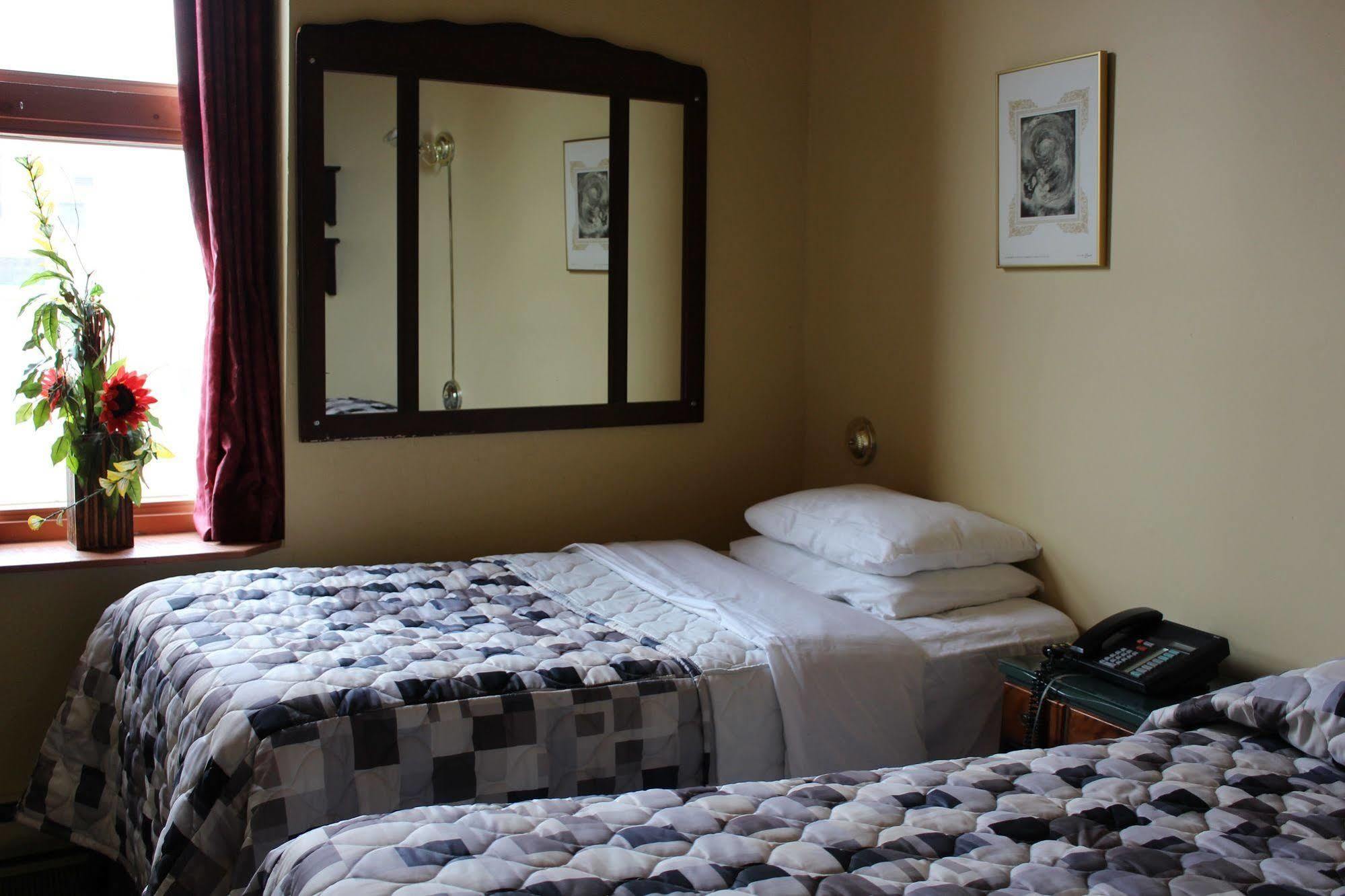 Champ De Mars Hotel Montreal