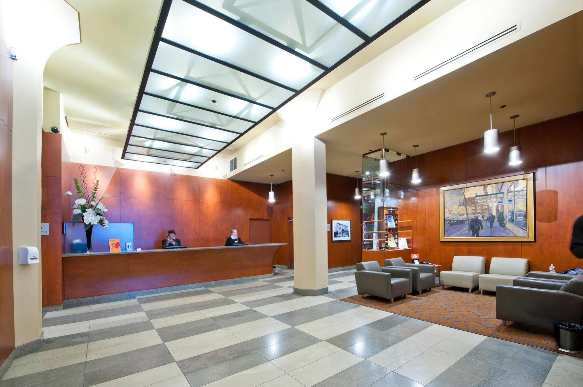 Le Square Phillips & 4* Montreal