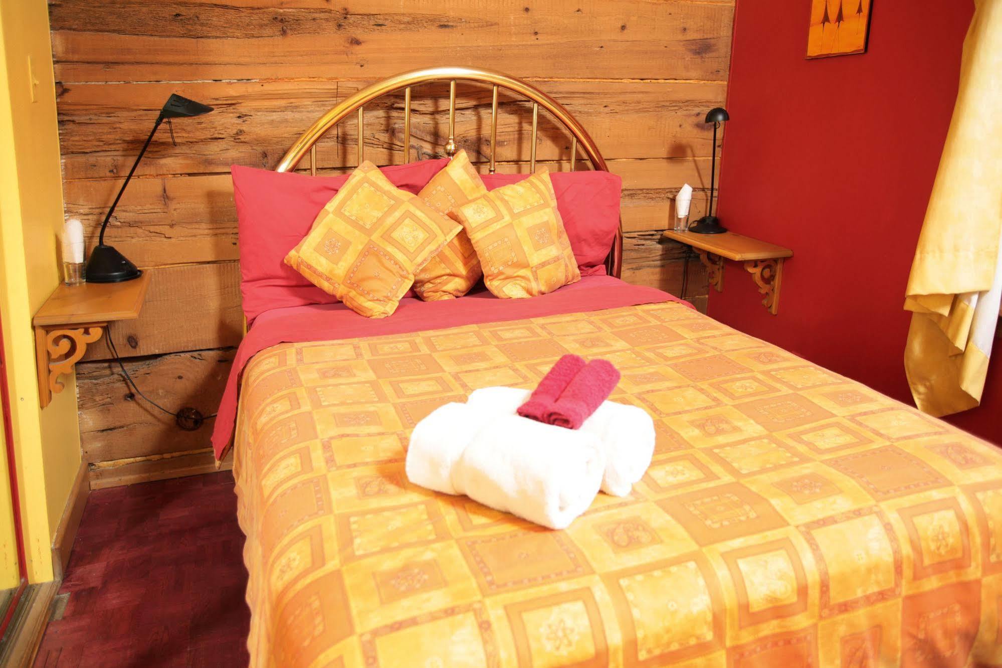Gite Shezelles Bed & Breakfast Montreal