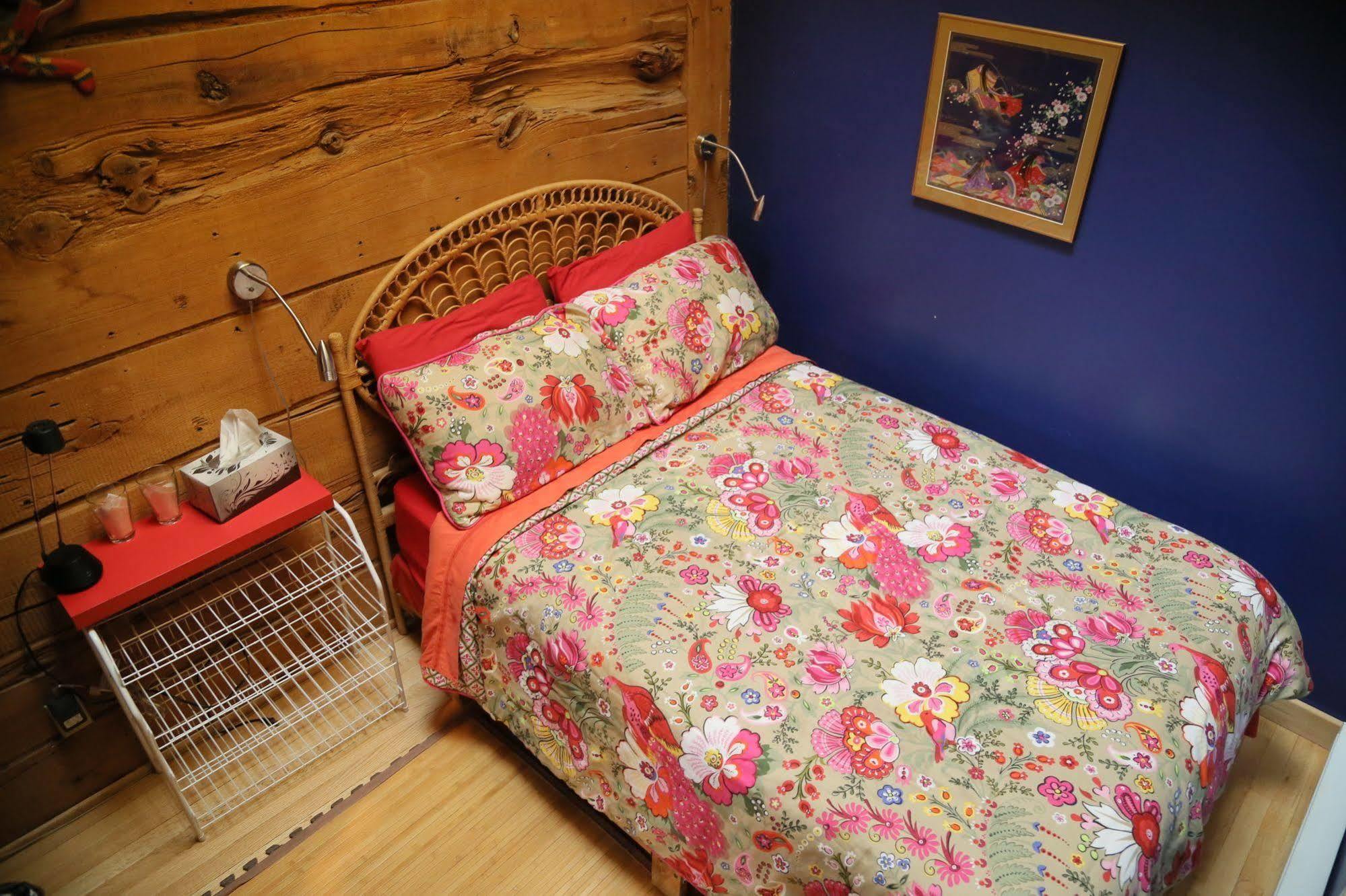 Gite Shezelles Bed & Breakfast Montreal