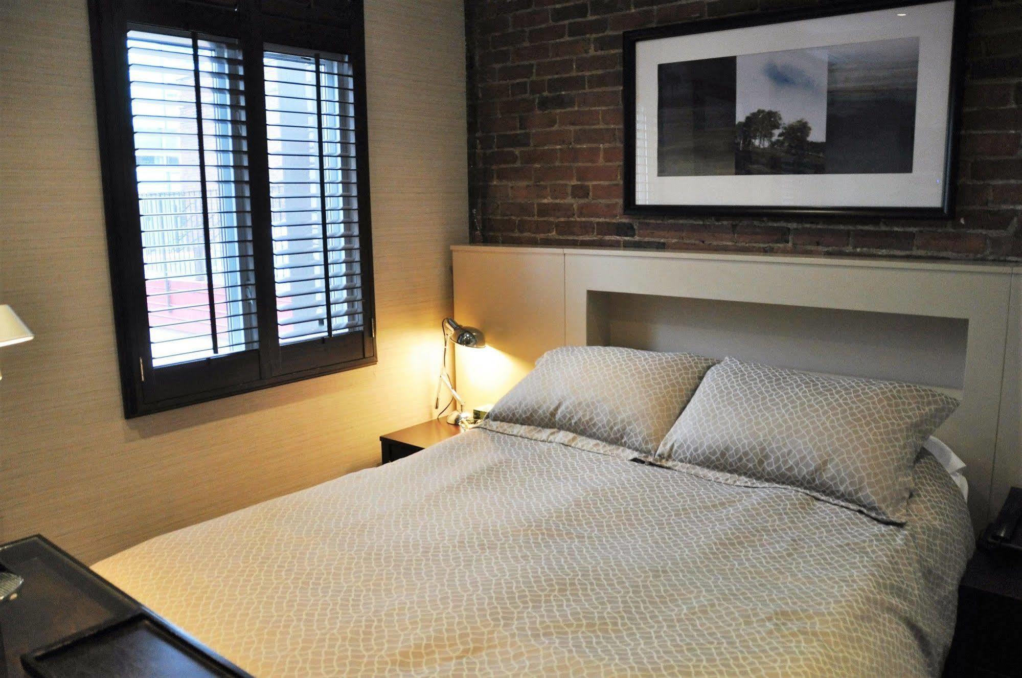 1595 Saint-denis Hotel