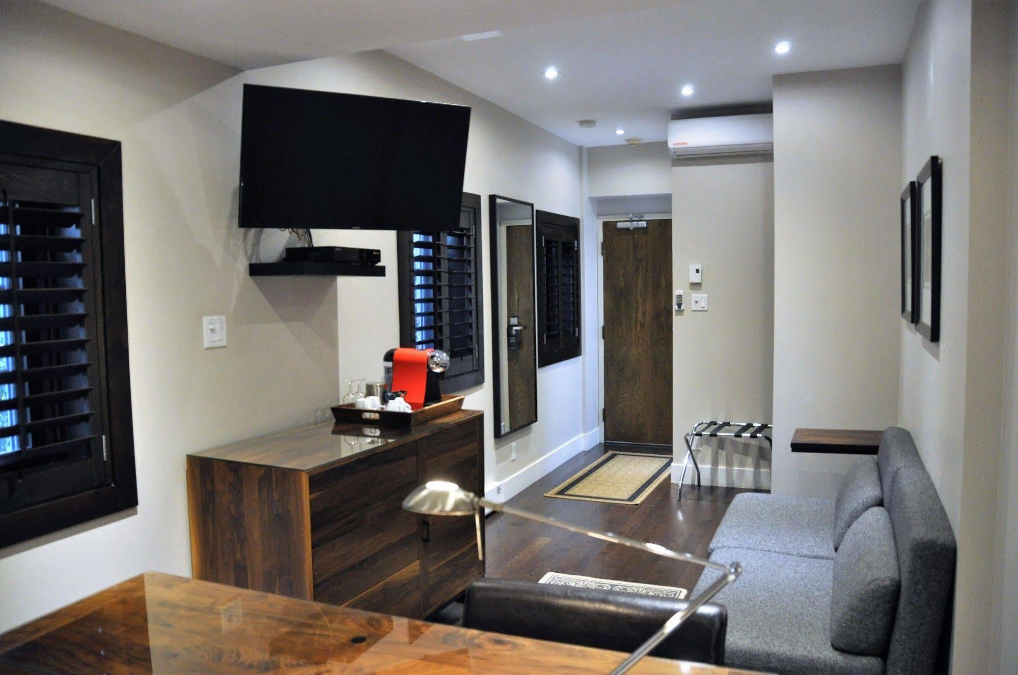 1595 Saint-denis 3* Montreal