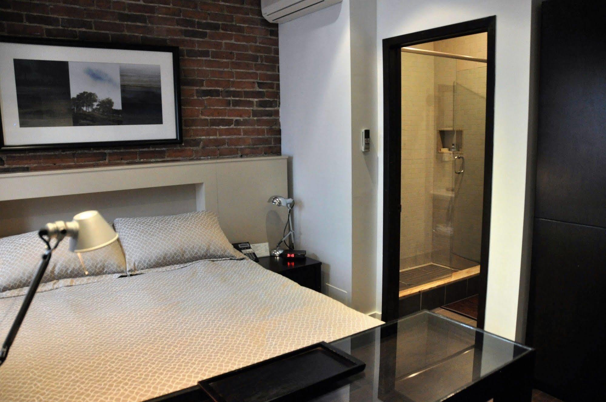 1595 Saint-denis Hotel