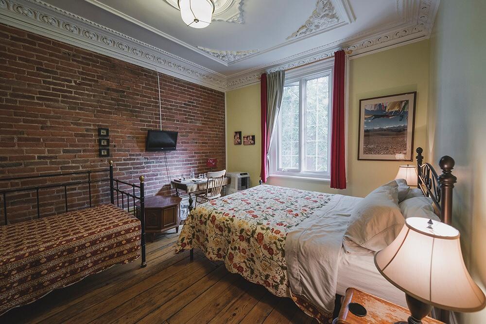 A L'adresse Du Centre-ville Bed & Breakfast 3*