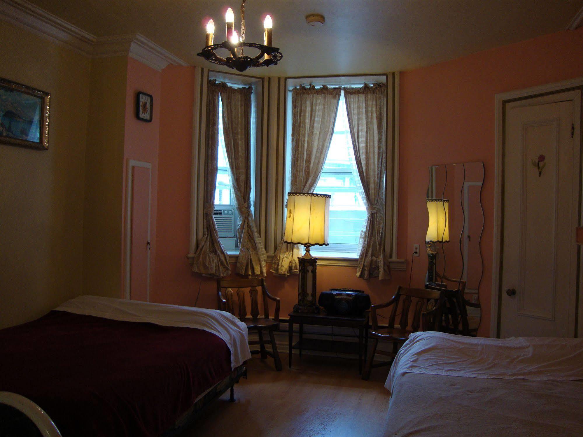 Hotel & Suites Place Des Arts Hotel Montreal