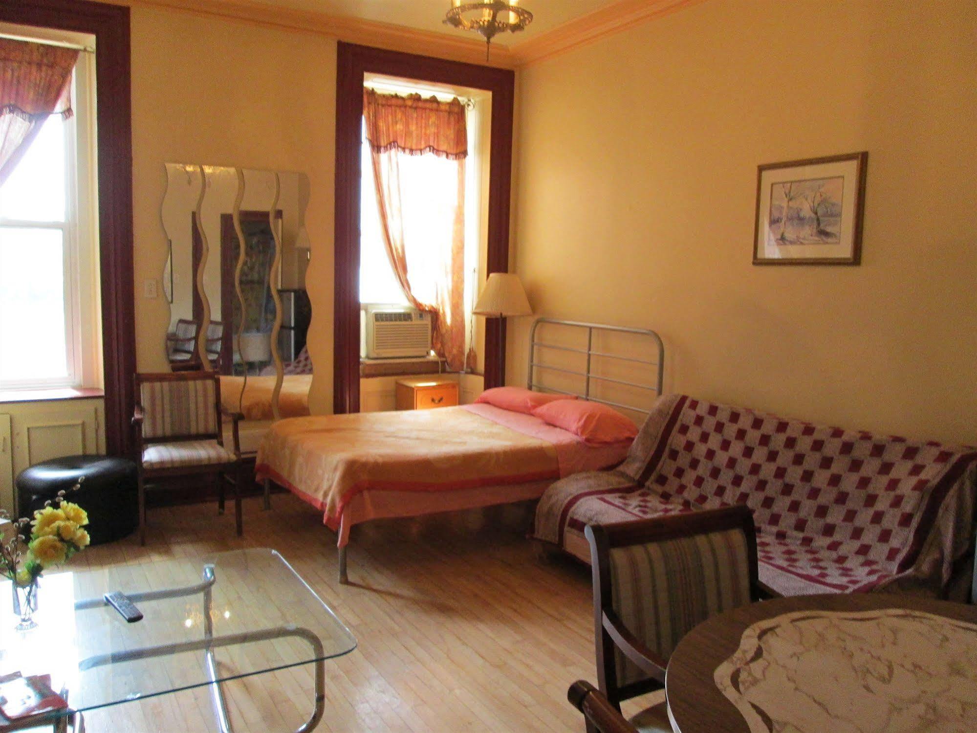 Hotel & Suites Place Des Arts 2*