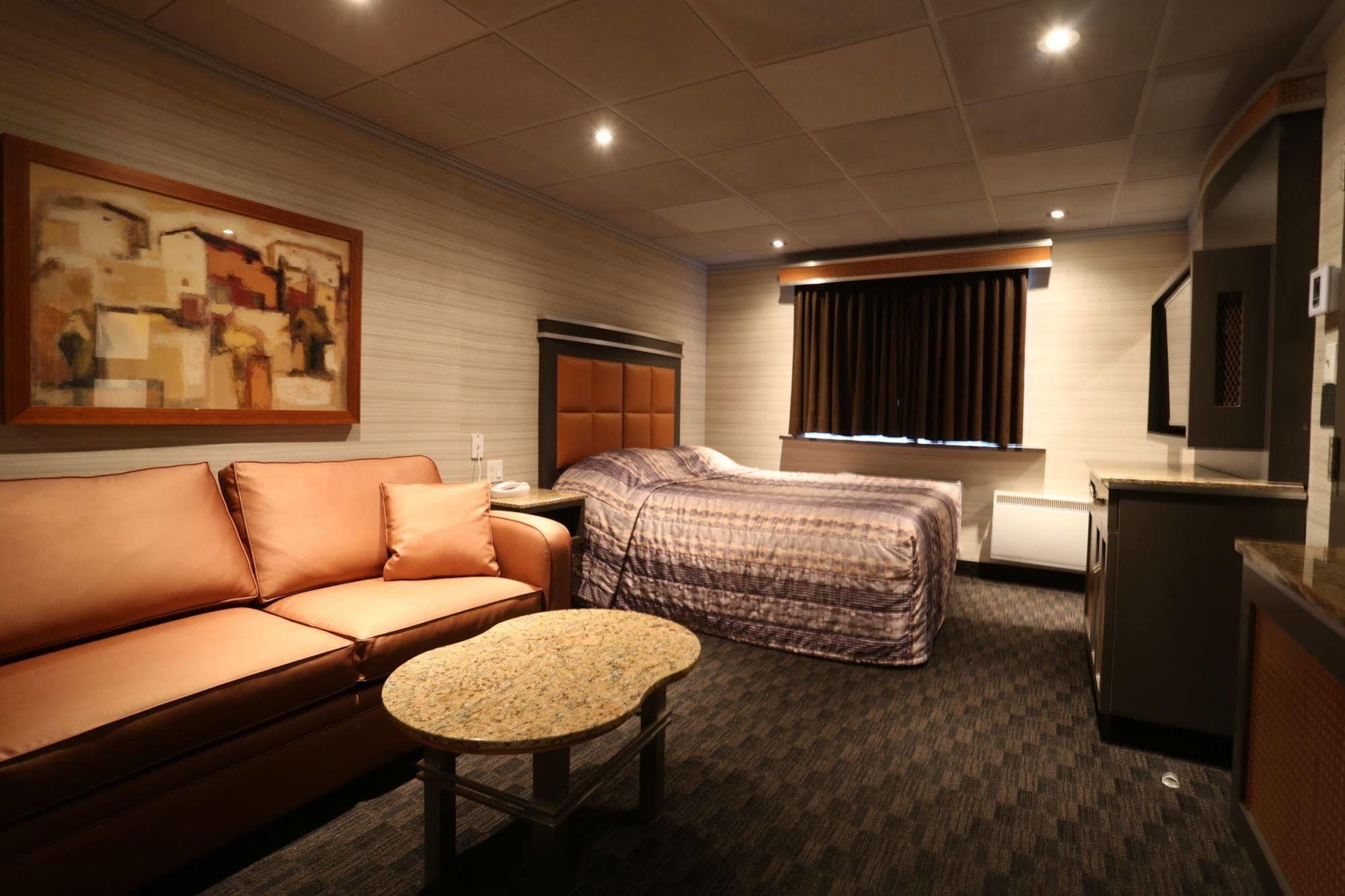 Le Chablis Cadillac Motel