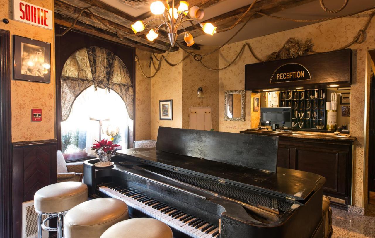 Champ De Mars Hotel Montreal