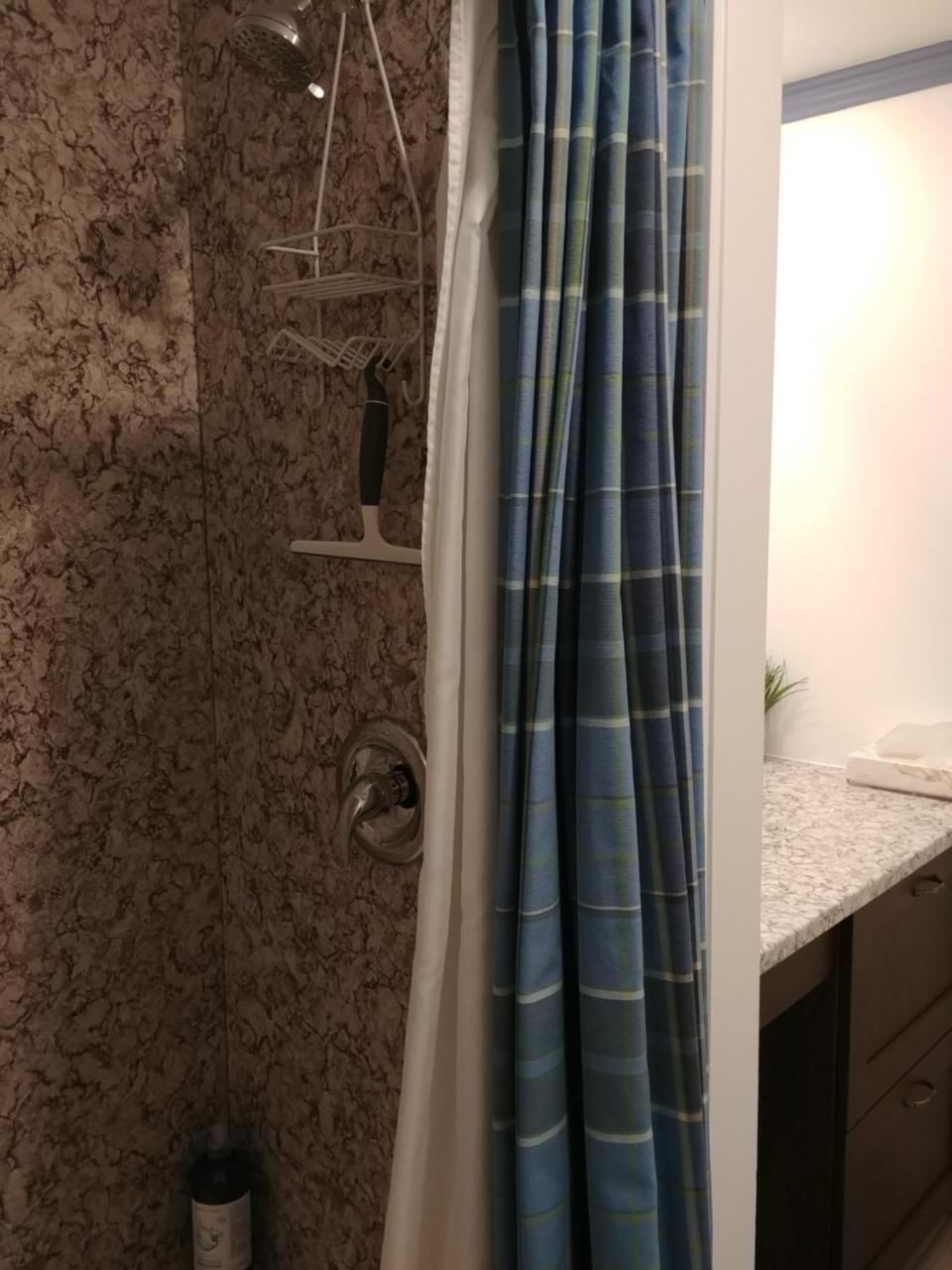 3 Bedrooms 3 Beds Near Metro -2 Parking Free * Montreal
