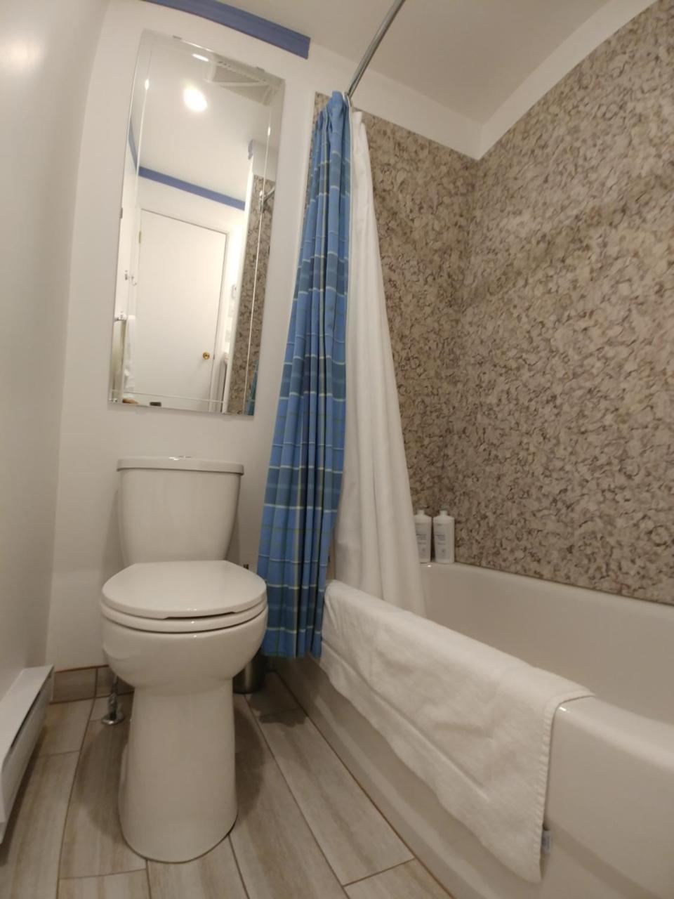 3 Bedrooms 3 Beds Near Metro -2 Parking Free * Montreal