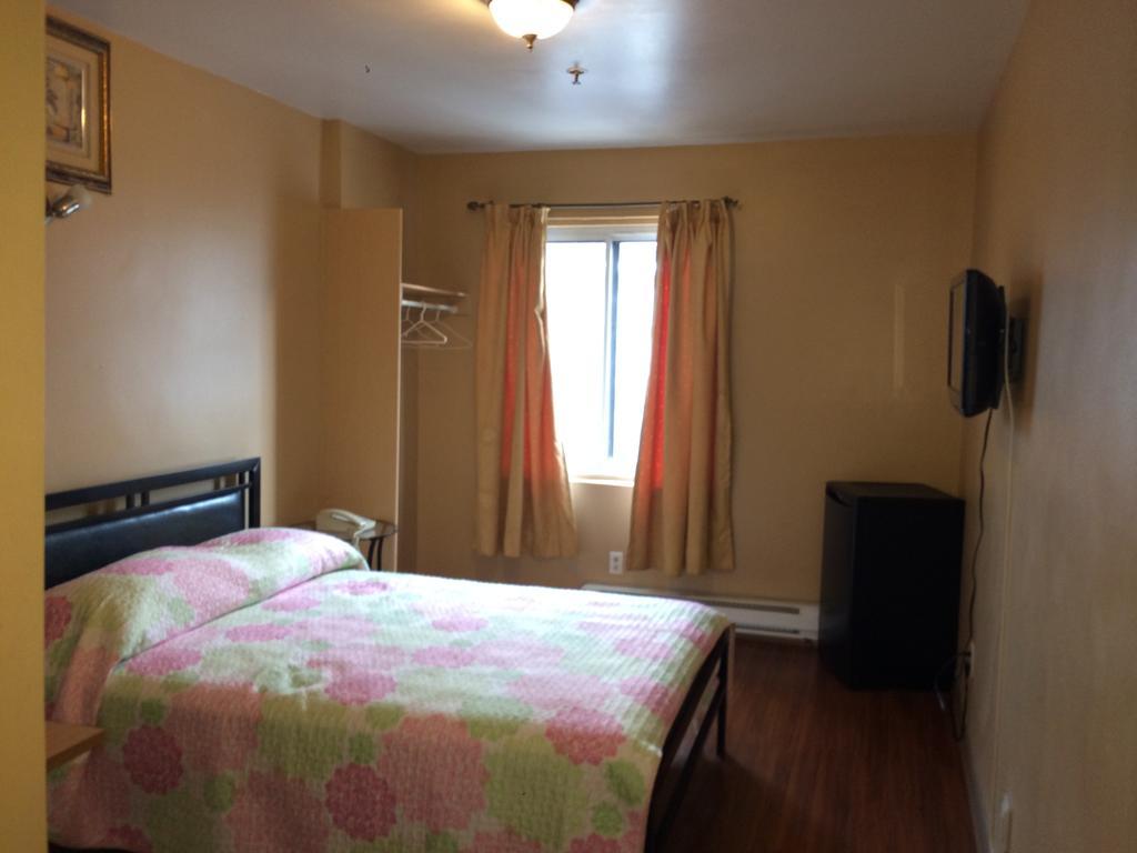 Victor Hotel *