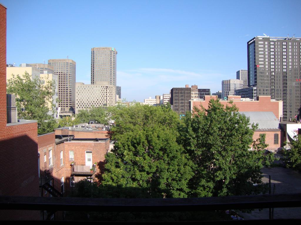 Hotel & Suites Place Des Arts 2* Montreal