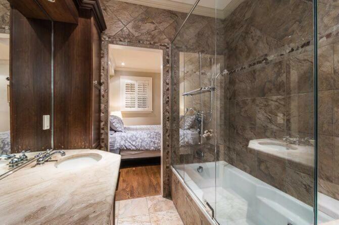 Apartment Super Beautiful Near Mcgill &concordia University In Downtown *