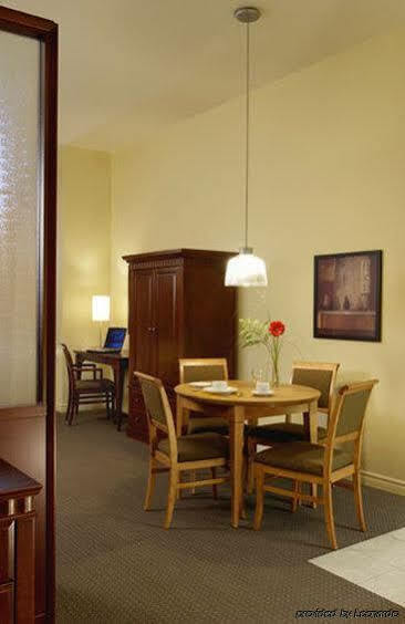 Le Square Phillips & Hotel Montreal