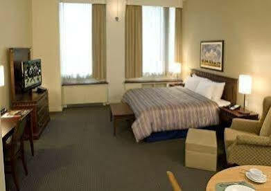 Le Square Phillips & 4*