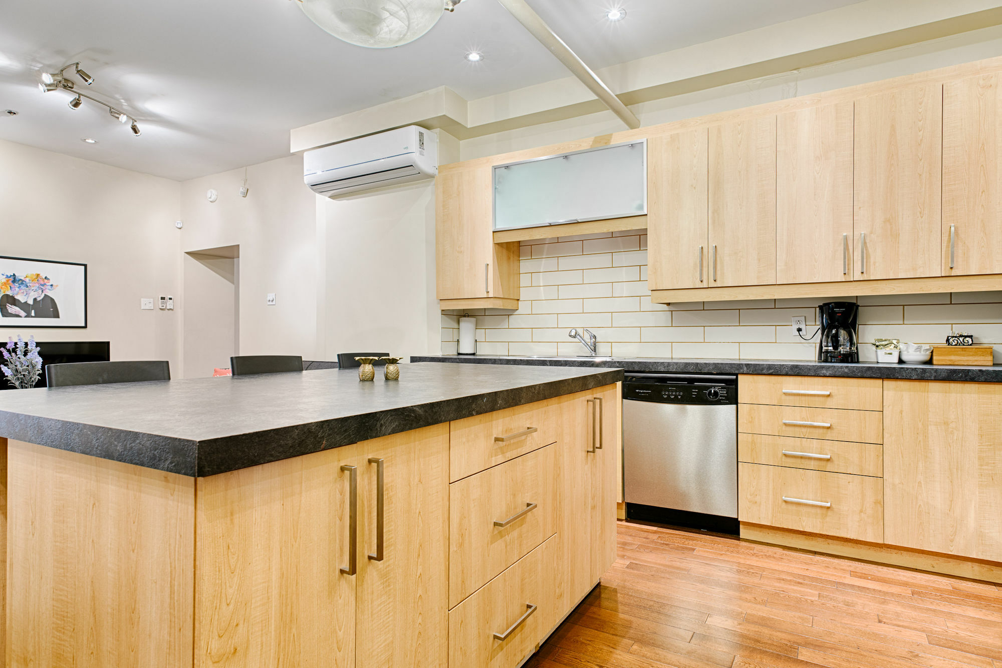 Apartment Colorful 4br In The Village By Sonder