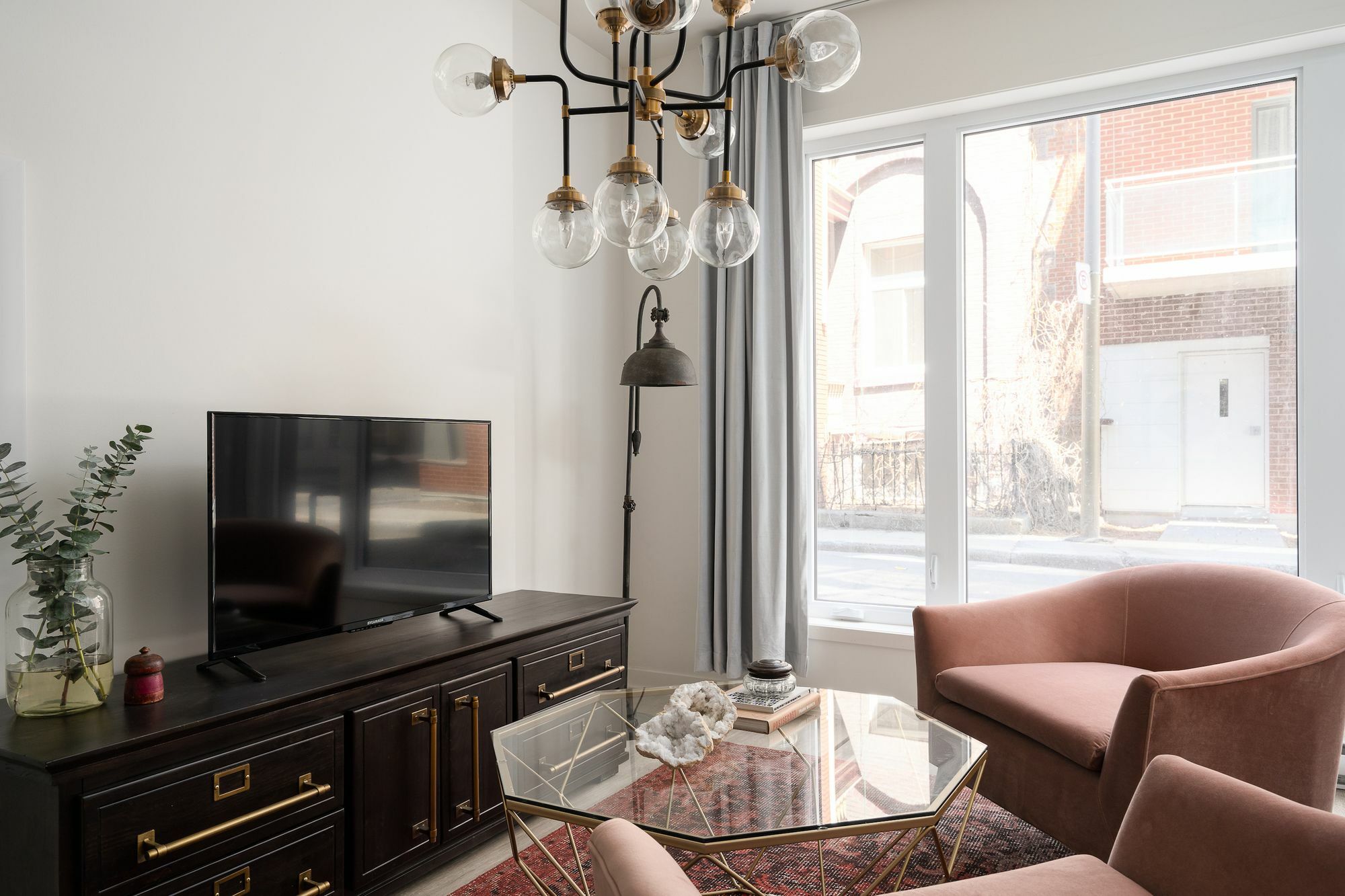 Apartment Sharp In Quartier Des Spectacles By Sonder *