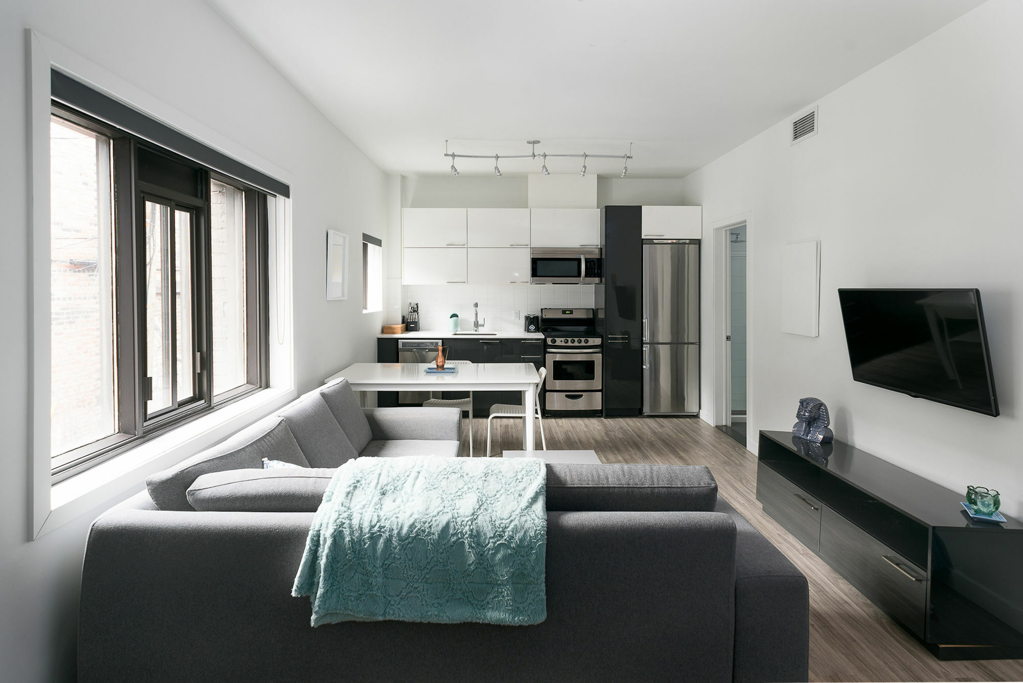 Contemporary 1br In Downtown Mtl By Sonder