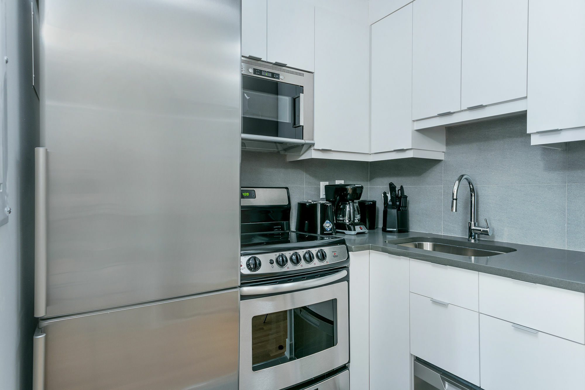 Apartment Modern 1br In Downtown Mtl By Sonder