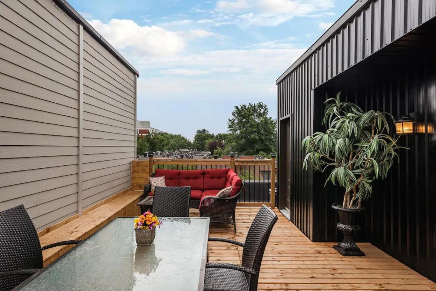 Spacious Townhouse With Rooftop Deck Holiday home