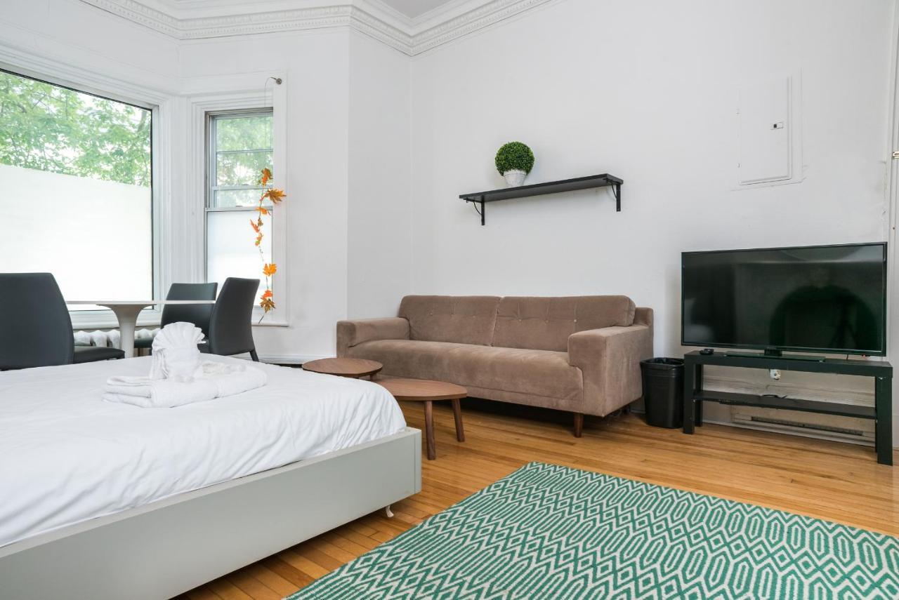Aparthotel Sonder — White Crest Showers