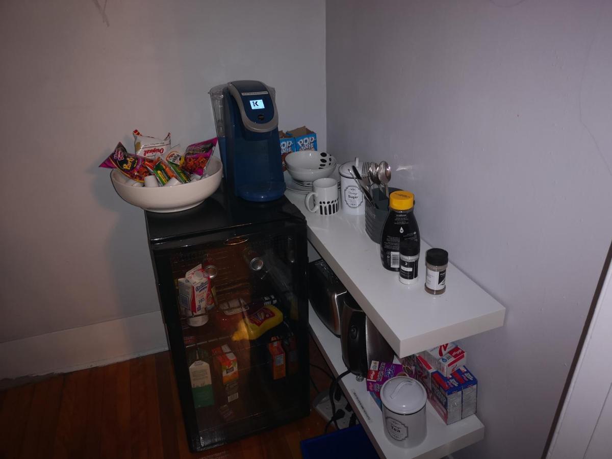 With King Bed In Shared 3 Bedroom Downtown Homestay *
