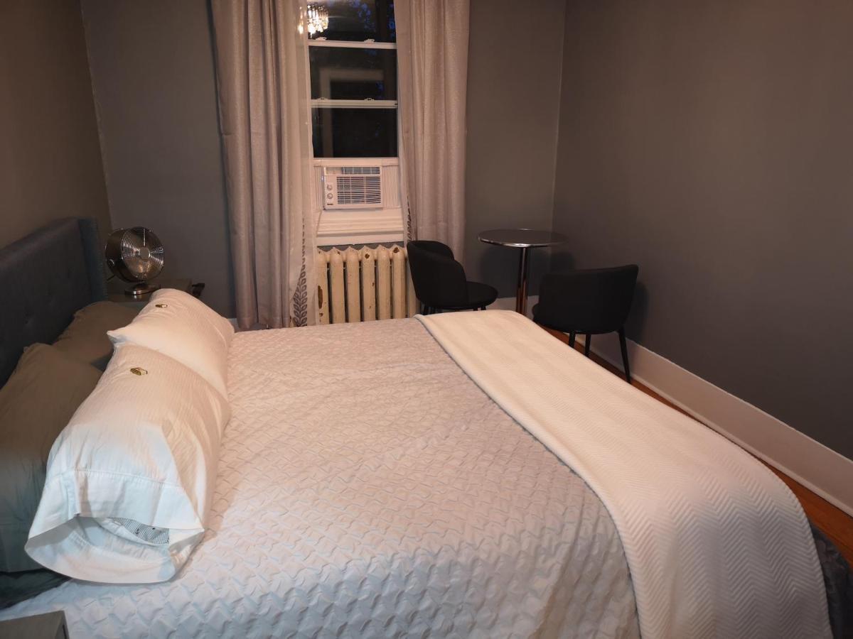 With King Bed In Shared 3 Bedroom Downtown *