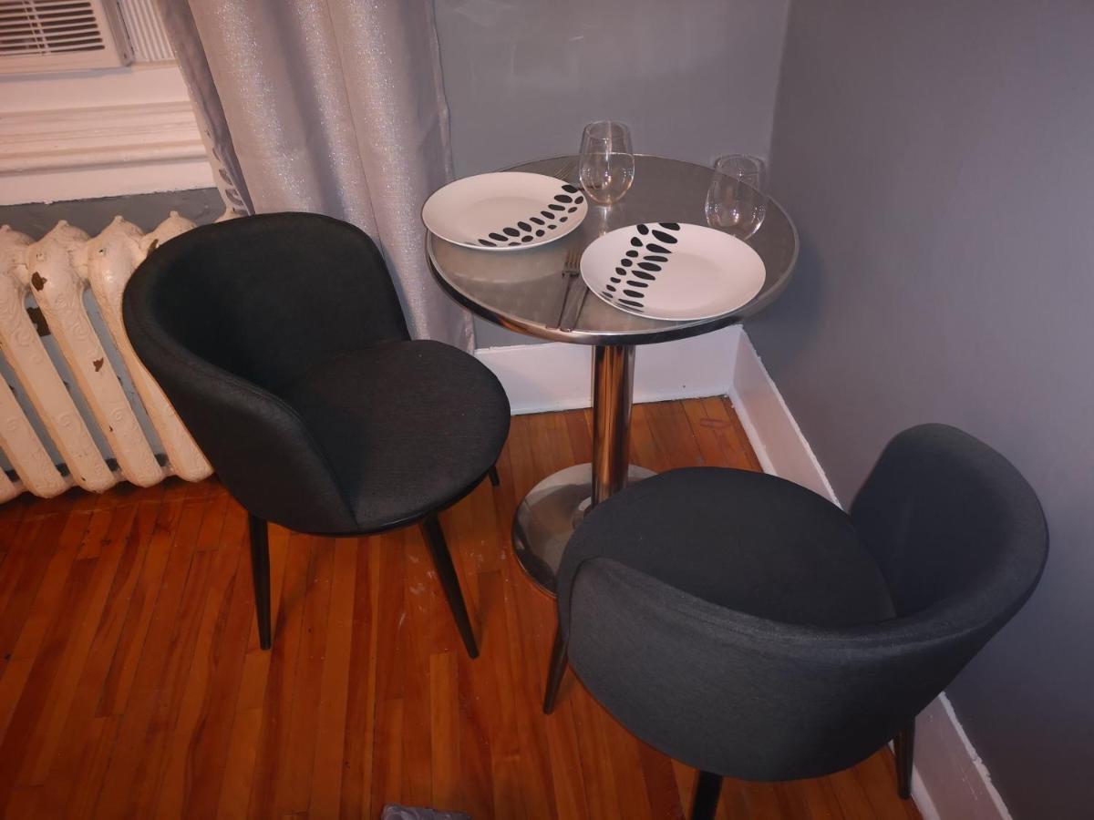 With King Bed In Shared 3 Bedroom Downtown *