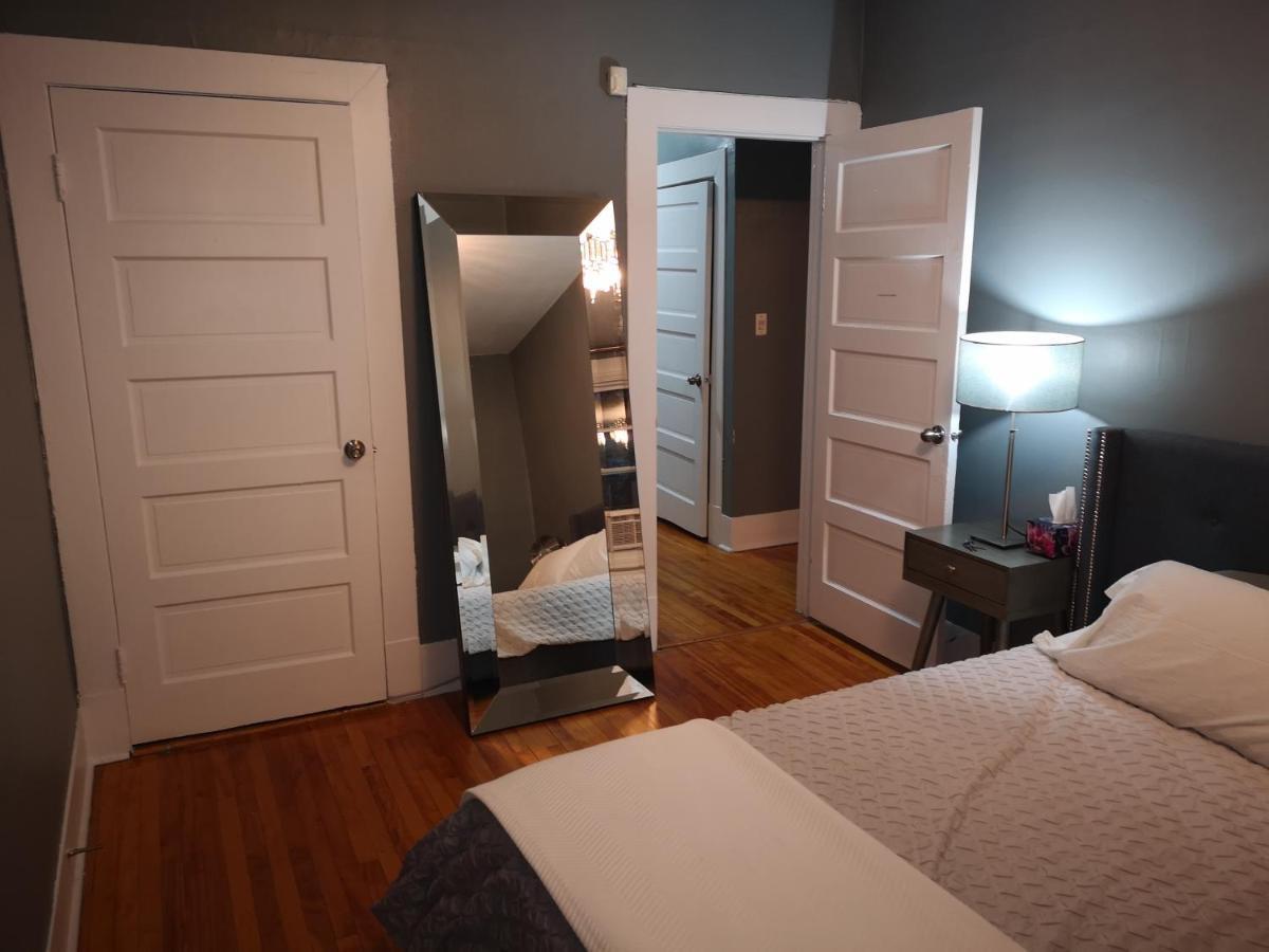 Homestay With King Bed In Shared 3 Bedroom Downtown *
