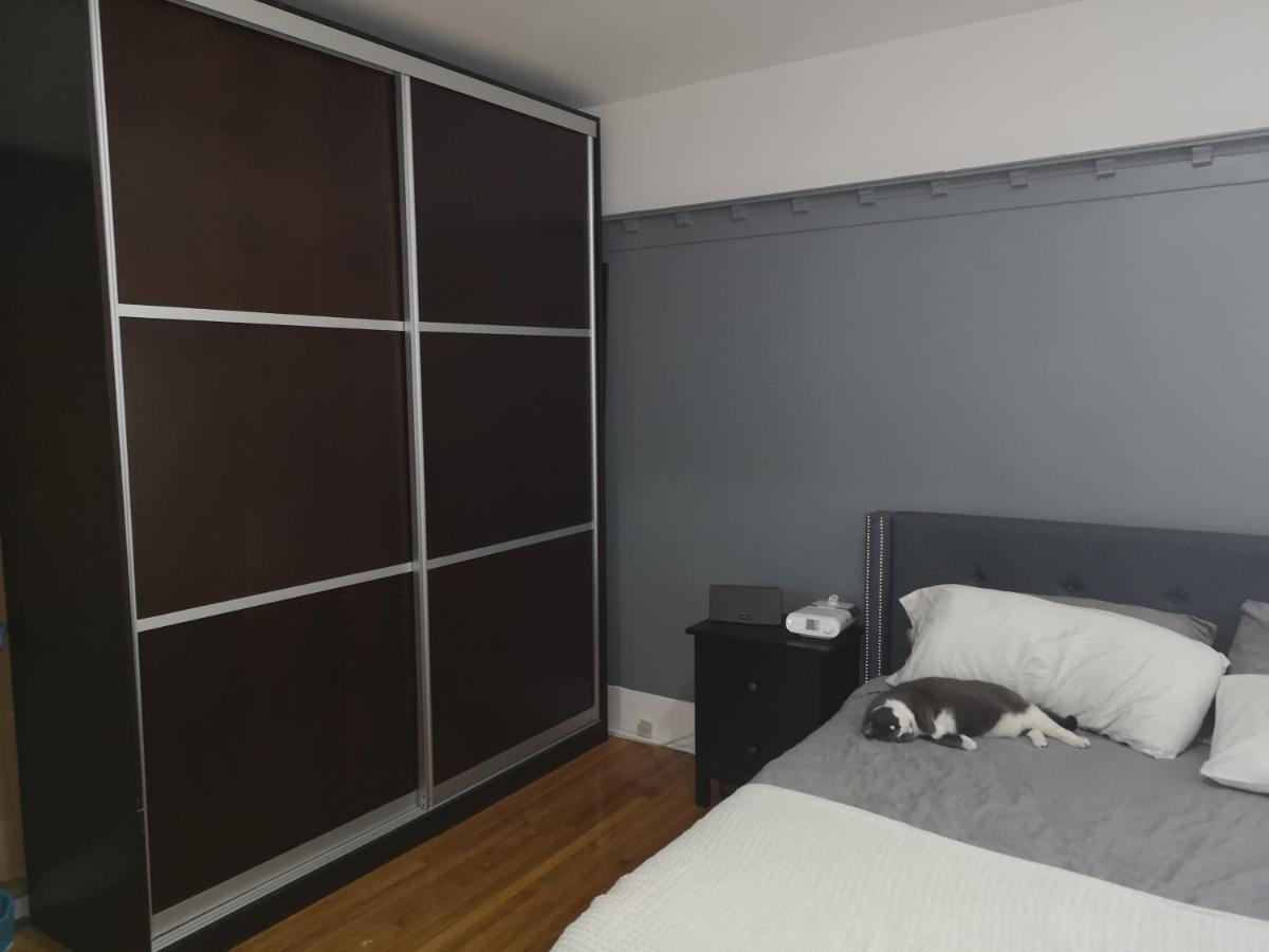 With King Bed In Shared 3 Bedroom Downtown Homestay *