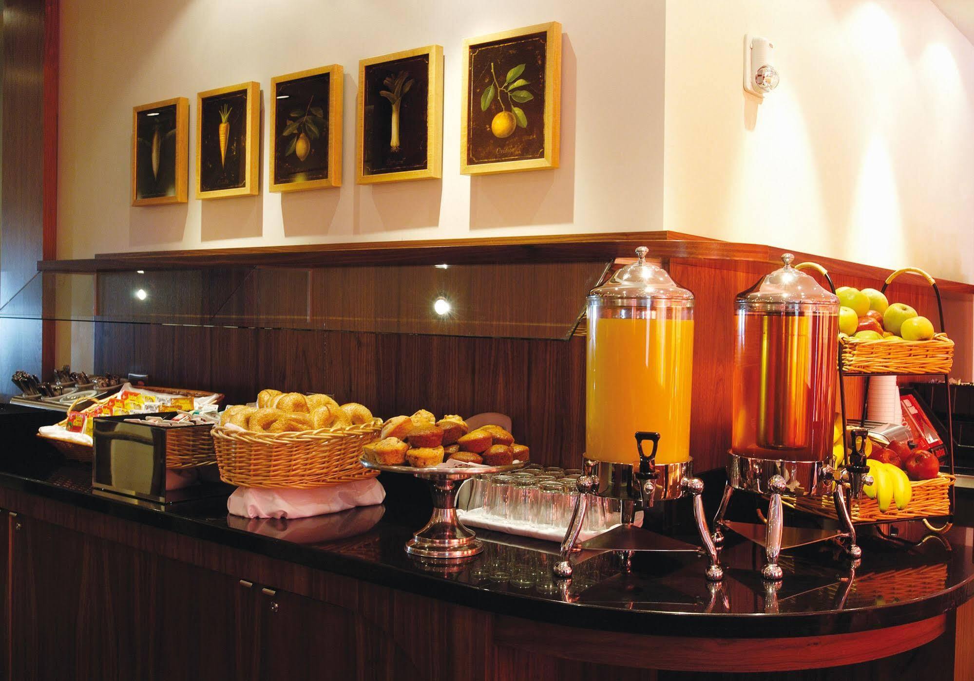 Hotel By Marriott Westmount 4*