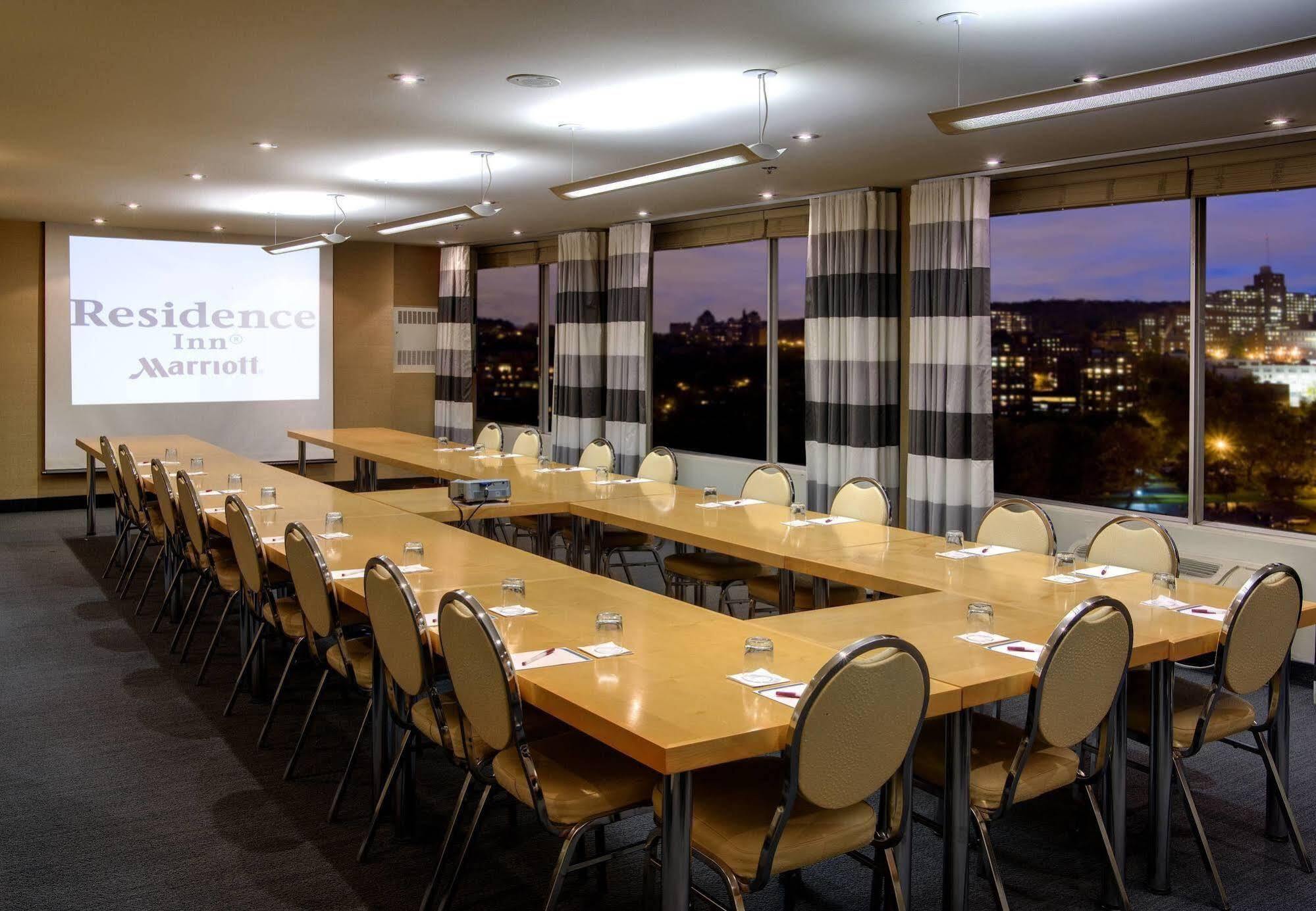 By Marriott Westmount Hotel Montreal