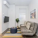 New Urban And Well Located 1 Bedroom Apartment By Den Stays