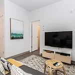 New And Perfectly Located 1 Bedroom Apartment By Den Stays