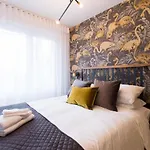 Fun & Funky Little Italy Studio With Full Kitchen By Den Stays