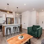 2 Bedroom Luxury In The Mile End By Den Stays