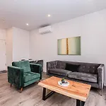 2 Bedroom Luxury In The Mile End By Den Stays