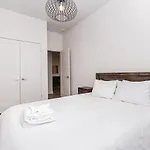 2 Bedroom Luxury In The Mile End By Den Stays