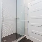 Vast And Perfectly Located 3 Bedroom Flat By Denstays