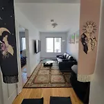 Small Condo In Montreal -Fast Wifi