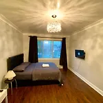 Montreal Home - Affordable Rooms With Smart Tv, Shared Kitchen