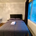 Montreal Home - Affordable Rooms With Smart Tv, Shared Kitchen